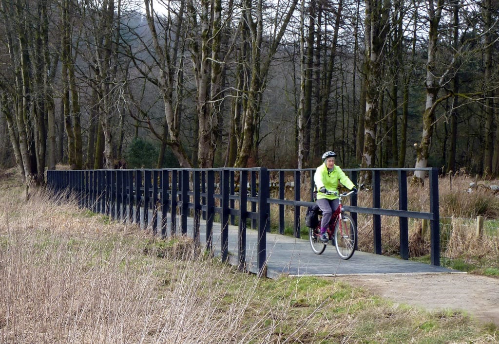 江南体育app下载入口安卓版骑车者跨过回收塑料板路口,并搭乘侧行道横跨苏格兰的沼泽